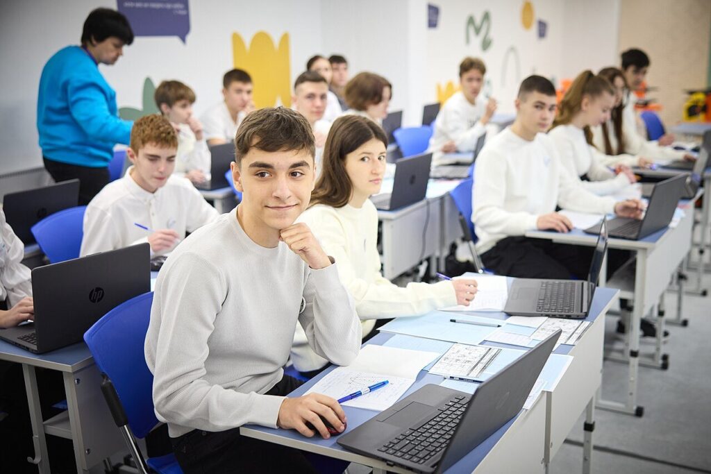 Nastolatkowie rozmawiają z chatbotami o nauce i emocjach