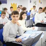 Nastolatkowie rozmawiają z chatbotami o nauce i emocjach